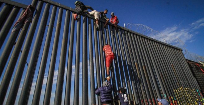 Migrantes intentan entrar ilegalmente a Estados Unidos desde la zona de Playas Tijuana, en el estado mexicano de Baja California (México). Foto: EFE