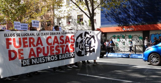 06/10/2019 - Pancarta de cabecera de la manifestación contra las casas de apuestas en Madrid que recorrió la calle de Bravo Murillo. / MARÍA DUARTE