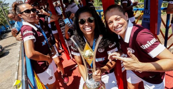 Las jugadoras del equipo de fútbol Ferroviaria de Araraquara celebran tras conseguir el campeonato de la liga brasileña de fútbol femenino. (EFE/ Sebastiao Moreira)