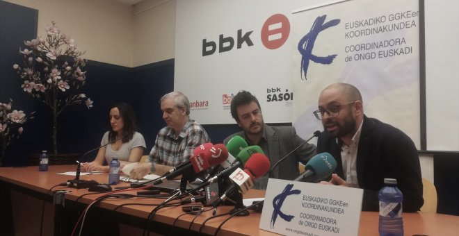 Representantes de las distintas organizaciones durante la lectura de la declaración realizada en Bilbao. D.A.