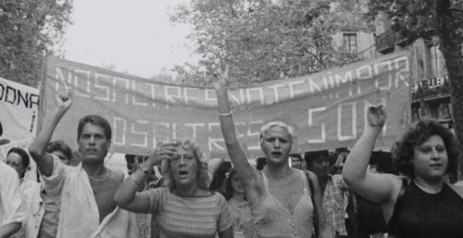 Manifestación convocada por el Front d'Alliberament Gai de Catalunya (FAGC) en Barcelona en 1977 | Archivo/Colita