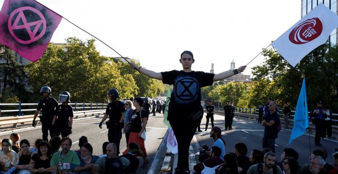 07/10/2019.- Unos 300 activistas por el clima han ocupado este lunes el paso elevado en la zona de Nuevos Ministerios en Madrid y cortado el tráfico para reclamar la adopción de medidas frente a la crisis climática. EFE/ Eduardo Oyana
