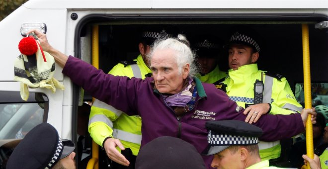 07/10/2019 - Una manifestante es detenida durante la protesta por el clima en Trafalgar Square, Londres. REUTERS / Peter Nicholls