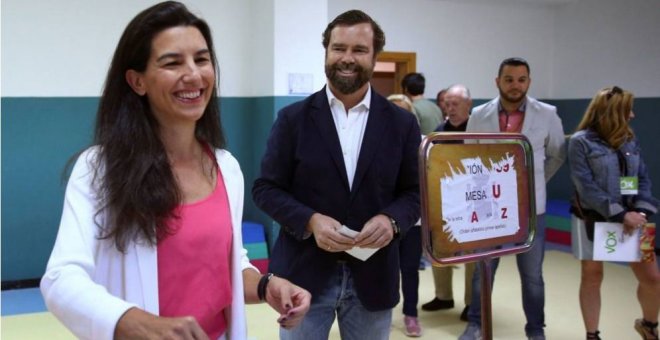 La portavoz de Vox en la Asamblea de Madrid, Rocío Monasterio, y su marido, su homólogo en el Congreso Iván Espinosa de los Monteros. EFE