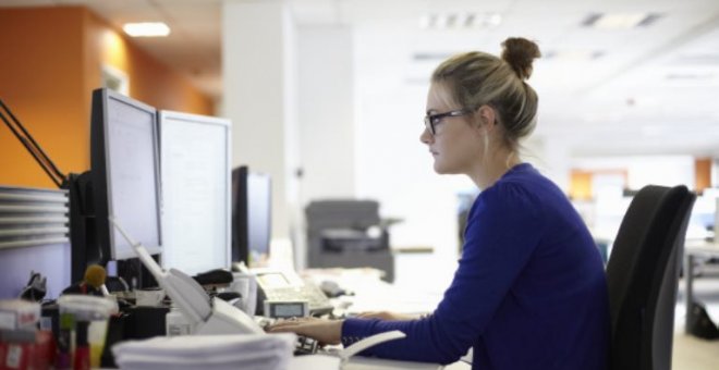 Mujer trabajando delante de un ordenador. /EFE