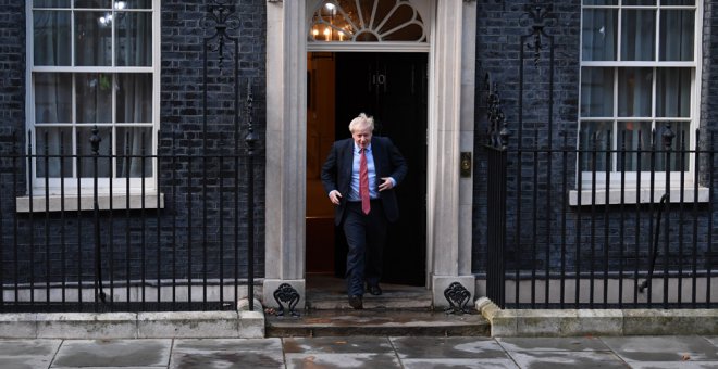 El primer ministro britanico, Boris Johnson, en la entrada del número 10 de Downing Street, en Londres. EFE/EPA/NEIL HALL