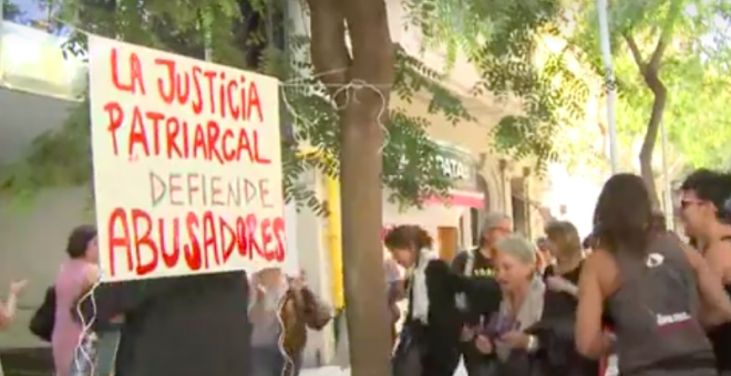 Pancarta de una manifestacion de apoyo a la madre uruguaya a las puertas del consulado de dicho país en Barcelona.