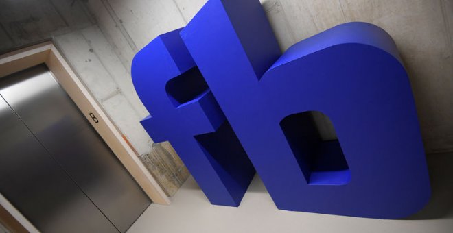 Un logo de Facebook en su sede en Londres. REUTERS/Toby Melville