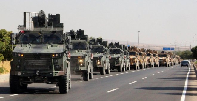 Vehículos militares turcos en la frontera con Siria. REUTERS
