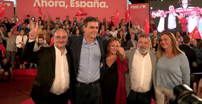 De izq. a der., el presidente de Aragón, Javier Lambán; el presidente del Gobierno en funciones, Pedro Sánchez; la secretario general del PSOE en Teruel, Mayte Pérez; el candidato socialista al Congreso de los Diputados por Teruel, Herminio Sancho; y la s