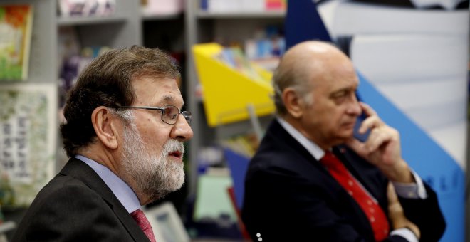 10/10/2019.- El expresidente del gobierno Mariano Rajoy (i) participa en la presentación del libro del exministro del Interior Jorge Fernández Díaz (d). / EFE - JAVIER LIZÓN