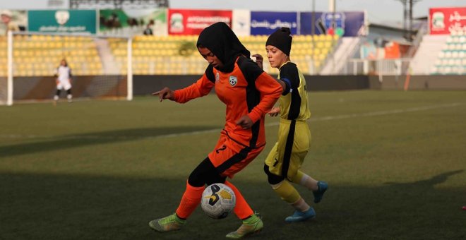 Una mujer jugando al fútbol. / Federación afgana de fútbol.