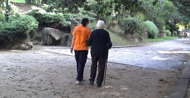 Una cuidadora de barrio acompaña a una anciana en Vigo. / FUNDACIÓN ERGUETE