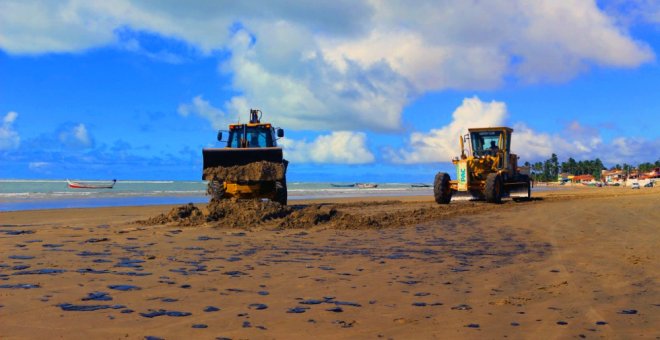 Trabajos de limpieza en la playa de Pontal do Peba, en el municipio de Piaçabuçu, en el estado brasileño de Alagoas. COMUNICACIÓN PIAÇABUÇU