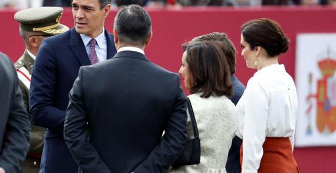 El presidente del gobierno Pedro Sánchez (i), en el madrileño Paseo de la Castellana, lugar en el que se celebra el desfile de la Fiesta Nacional, esta mañana en Madrid.- EFE/Ballesteros