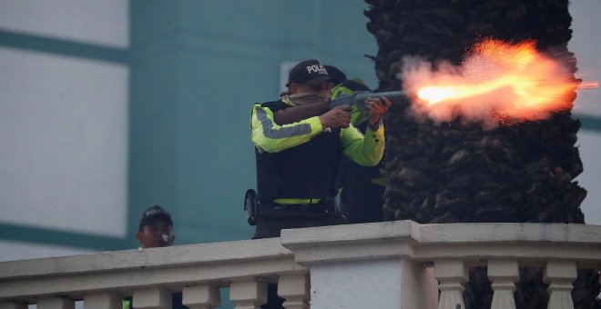 Un policía ecuatoriano dispara durante los altercados en el país. REUTERS/Carlos Garcia Rawlins