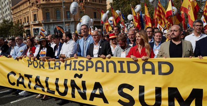 Els dirigents de Ciutadans, Inés Arrimadas, Carlos Carrizosa, José Manuel Villegas, i Lorena Roldán, al costat dels dirigents del PP, Alejandro Fenrández i Cayetana Álvarez de Toledo, encapçalen la manifestació que discorreix pel Passeig de Gràcia de Barc