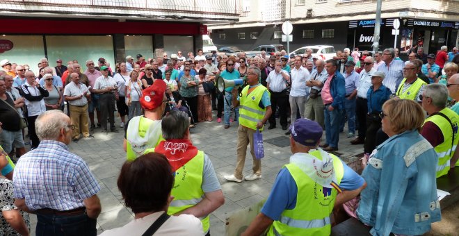 07/10/2019 - Asamblea de pensionistas en Parla (Bulevar Sur) donde se reúnen cada lunes. / MARÍA DUARTE