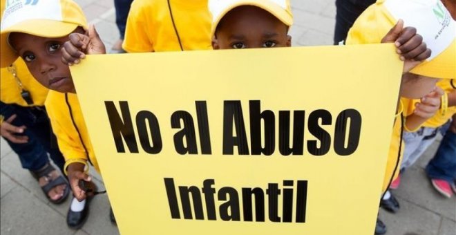 14/10/2019 - Cartel contra la pedofilia y el abuso infantil. EFE/ARCHIVO