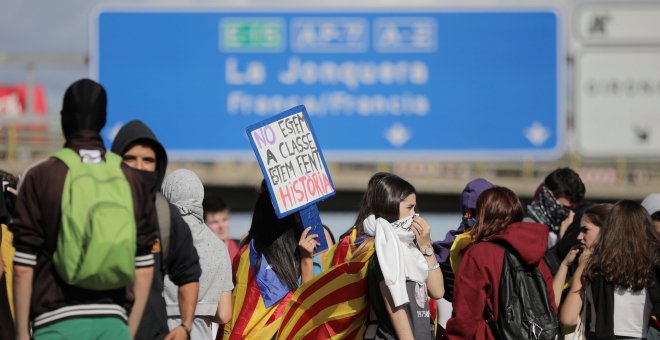 Unos 500 manifestantes han cortado sobre las 14:00 horas la autopista AP-7 a la altura de Sant Gregori (Girona).EFE