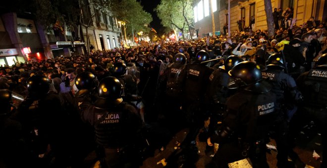 Miles de manifestantes ante los Mossos en una de las calles del centro de Barcelona. /REUTERS
