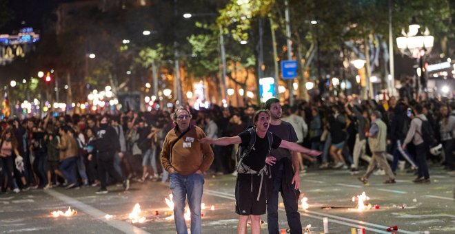 Varios manifestantes increpan a los Mossos de Escuadra en el Paseo de Gracia de Barcelona durante la movilización convocada por los CDR, hoy martes en la segunda jornada de protestas contra la sentencia condenatoria del Tribunal Supremo a los líderes inde