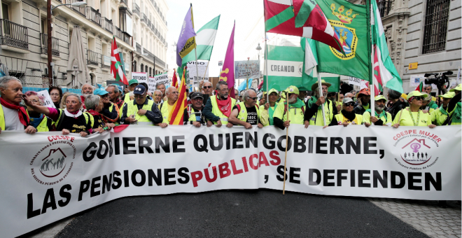 Cabeza de la manifestación de los pensionistas, en la que se porta una pancarta en la que se lee el lema de la manifestación: "Gobierne quien gobierne, las pensiones públicas, se defienden"./ Eduardo Parra (Europa Press)