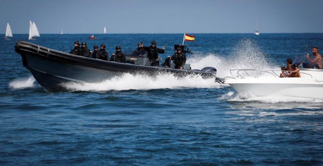 Una embarcación de la Guardia Civil patrulló entre Hondarribia (Gipuzkoa) y Francia durante el operativo por el G7 en Biarritz. EFE
