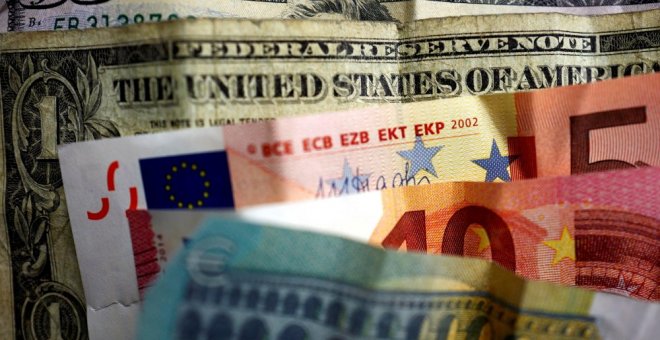 Billetes de dólar y de euro. REUTERS/Kai Pfaffenbach
