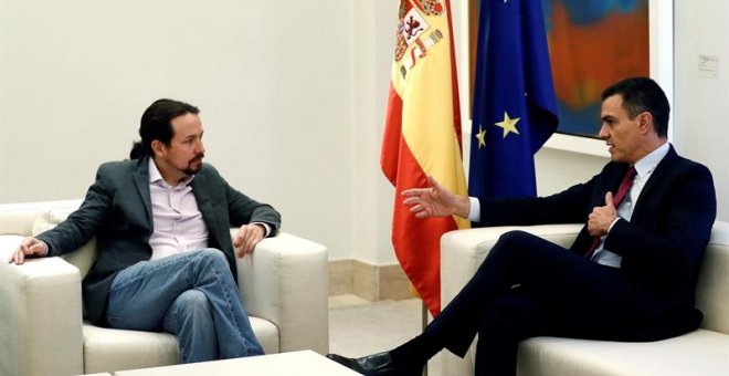 El presidente del Gobierno en funciones, Pedro Sánchez (d), se reúne con el líder de Unidas Podemos, Pablo Iglesias (i), este miércoles en el Palacio de la Moncloa, dentro de la ronda que está manteniendo con los responsables de la oposición para tratar l