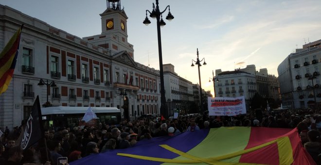 La bandera republicana gigante que han desplegado desde el inicio de la concentración algunas de las personas congregadas en la Puerta del Sol | Guillermo Martínez