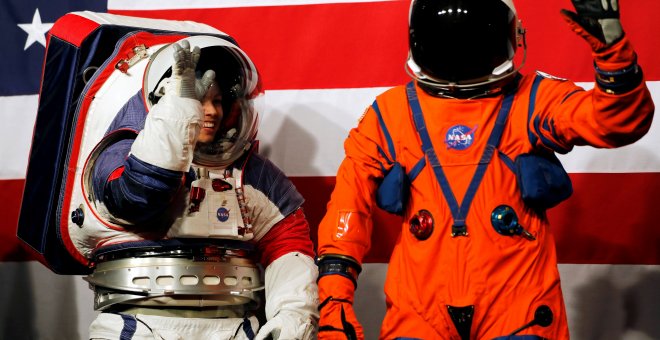La NASA exhibió dos nuevos trajes diseñados para futuras caminatas espaciales. REUTERS/Carlos Jasso