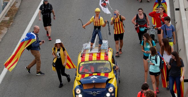 18/10/2019 - Un automóvil con los colores de Estelada durante la marcha de la huelga general de Cataluña en El Masnou./ REUTERS (Albert Gea)