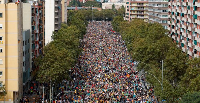 18/10/2019 - Miles de manifestantes en la Avenida Meridiana de Barcelona. / REUTERS - ALBERT GEA
