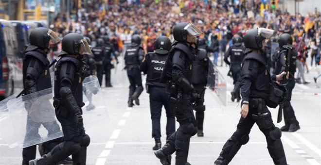 Agentes antidisturbios durante las protestas que se están produciendo ante la comisaria de la Policía Nacional de Via Laietana, en Barcelona. (ENRIC FONTCUBERTA | EFE)