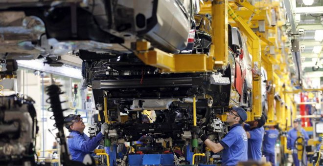 Trabajadores den la cadena de montaje de la planta de Ford en Almussafes (Valencia). EFE