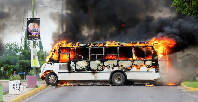 Un camión siniestrado en Culiacán, Sinaloa. REUTERS/ Jesús Bustamante