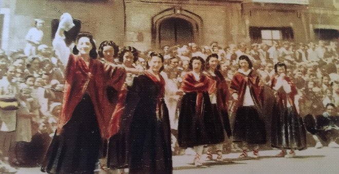 Lekeitio, 1916. Maria Erkiaga encabeza una de las únicas danzas femeninas del País Vasco.
