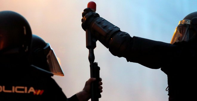 La Policía Nacional recarga las armas con las que hace frente a los disturbios. / Reuters