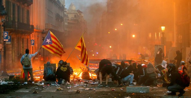 Manifestantes durante los incidentes que se están produciendo en Barcelona. /EFE