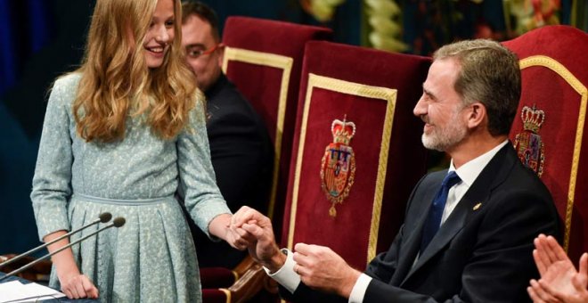 El rey Felipe coge la mano de su hija en la entrega de los premios Princesa de Asturias. (REUTERS)