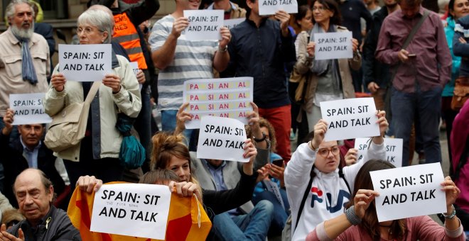 21/10/2019 - Un millar de personas se concentra ante la Delegación del Gobierno para pedir diálogo a Sánchez. / REUTERS - ALBERT GEA
