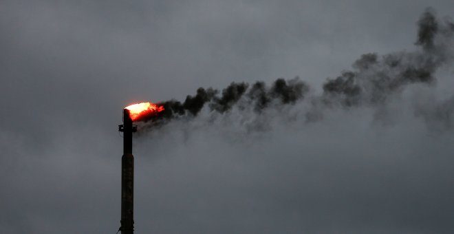 El humo se mezcla con las nubes en una refinería de petróleo en Texas./Reuters