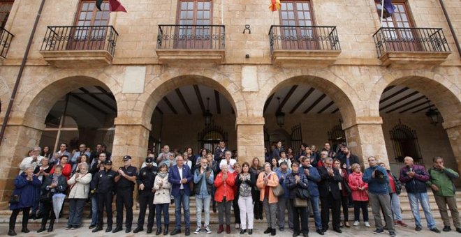 Imagen de la concentración en el Ayuntamiento de Dénia (Alicante) , que decreta un día de luto, en repulsa al crimen machista de una mujer de 44 años. - EFE