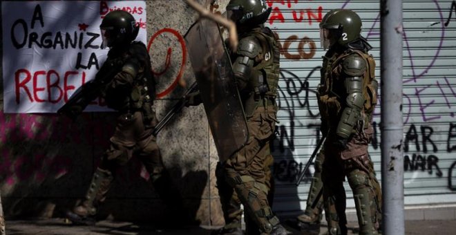 Policías intentan controlar a manifestantes que protestan en la céntrica plaza Italia de Santiago (Chile). - EFE/Alberto Valdes
