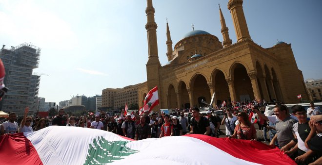 21/10/2018 - Manifestantes protestan contra el Gobierno en Beirut. / REUTERS - ALI HASHISHO