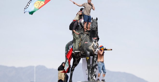 23/10/2019.- Manifestantes protestan contra el Gobierno por sexto día consecutivo este miércoles, en el centro de Santiago (Chile). - EFE / Alberto Valdes