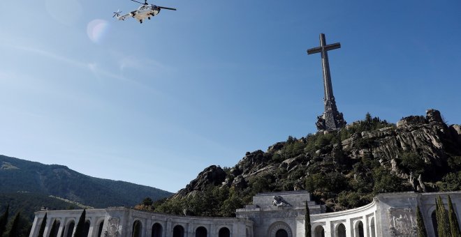 Momento en el que los restos de Franco son trasladados en helicóptero tras su exhumación. / REUTERS