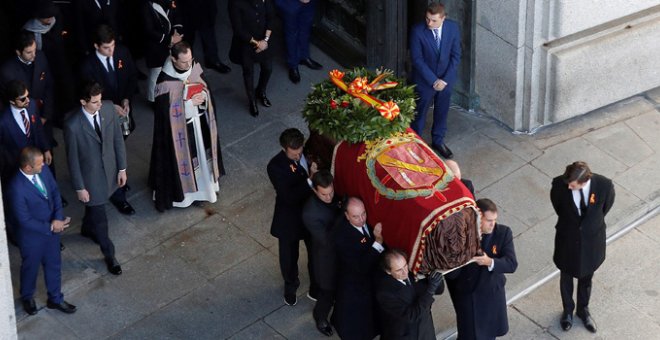 Momento en el que los familiares de Franco sacan los restos del dictador del Valle de los Caídos. - REUTERS