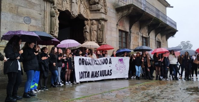 24/10/2019 - Concentración en la sede del rectorado de la Universidad de Santiago de Compostela en apoyo a la alumna que denunció al profesor Luciano Méndez por comentarios machistas. /ACCIÓN UNIVERSITARIA (TWITTER)